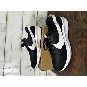 Nike Women's Waffle Debut Black & White Nike Size 8.5